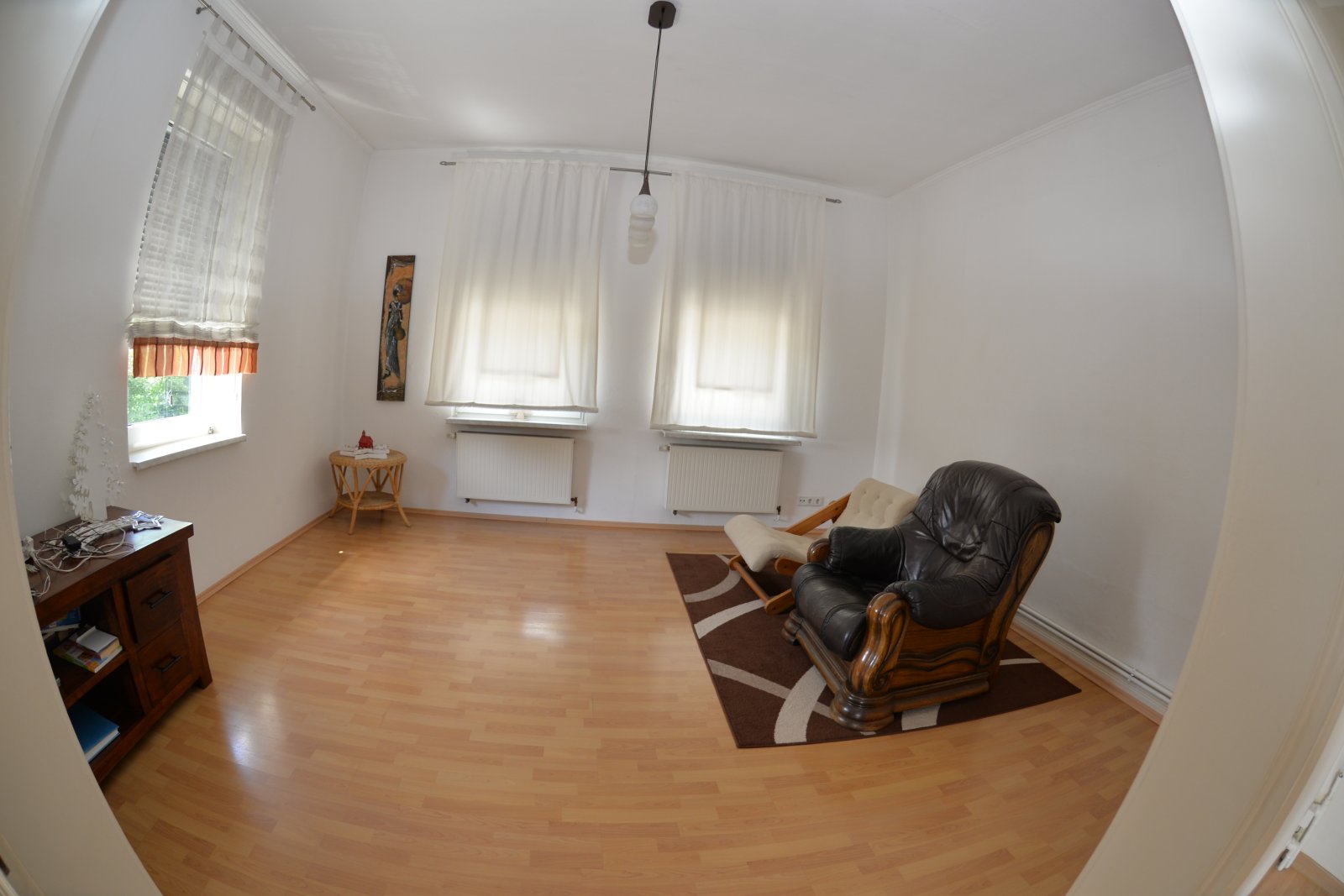 Ein Mehrfamilienhaus mit 4 Wohneinheiten