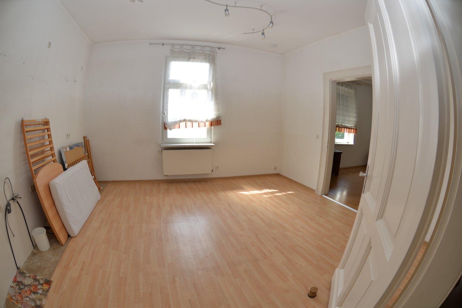 Ein Mehrfamilienhaus mit 4 Wohneinheiten
