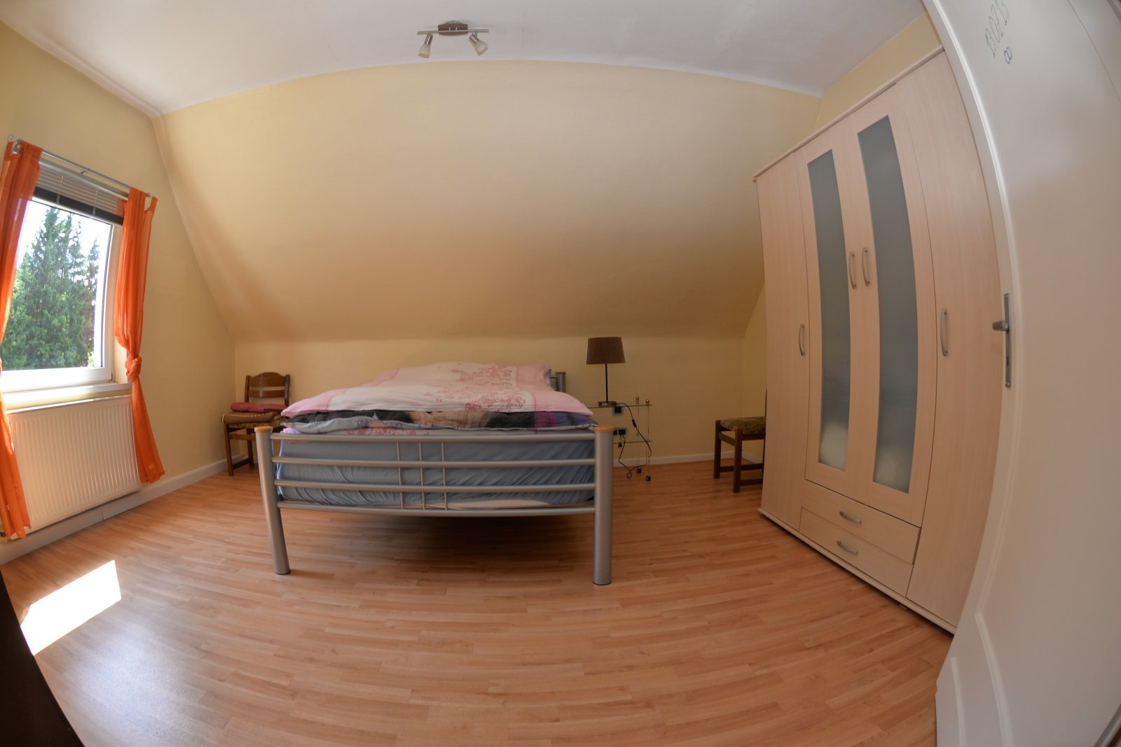 Ein Mehrfamilienhaus mit 4 Wohneinheiten