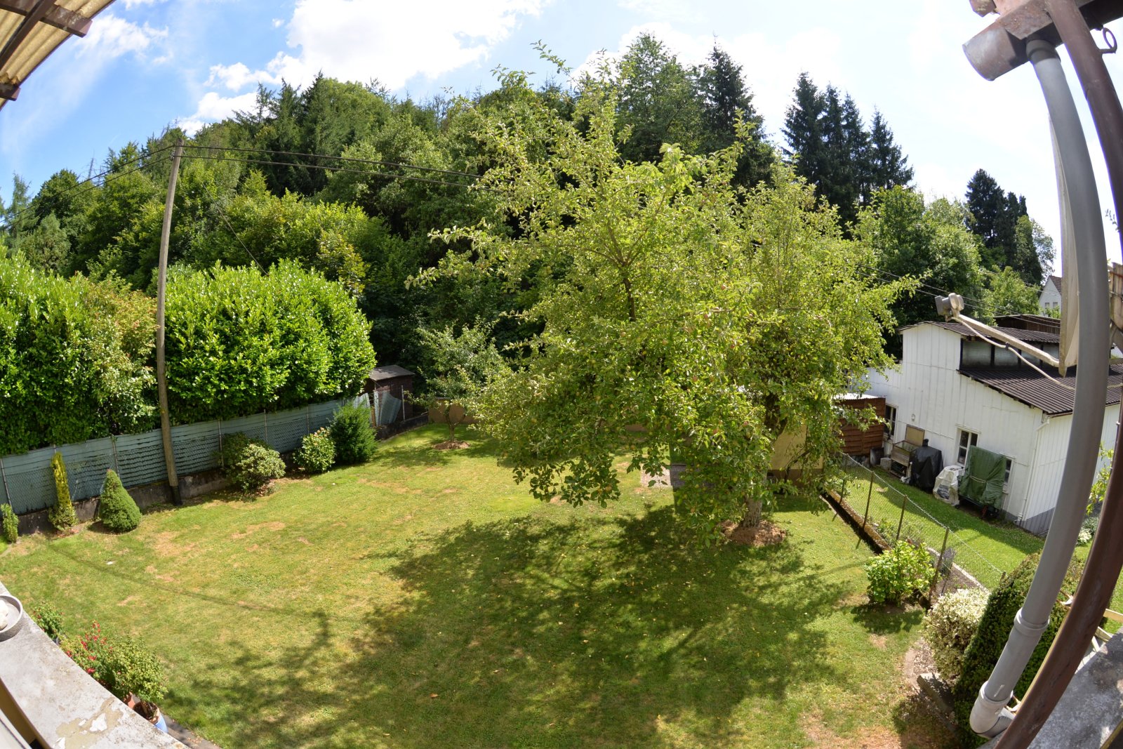 Ein Mehrfamilienhaus mit 4 Wohneinheiten