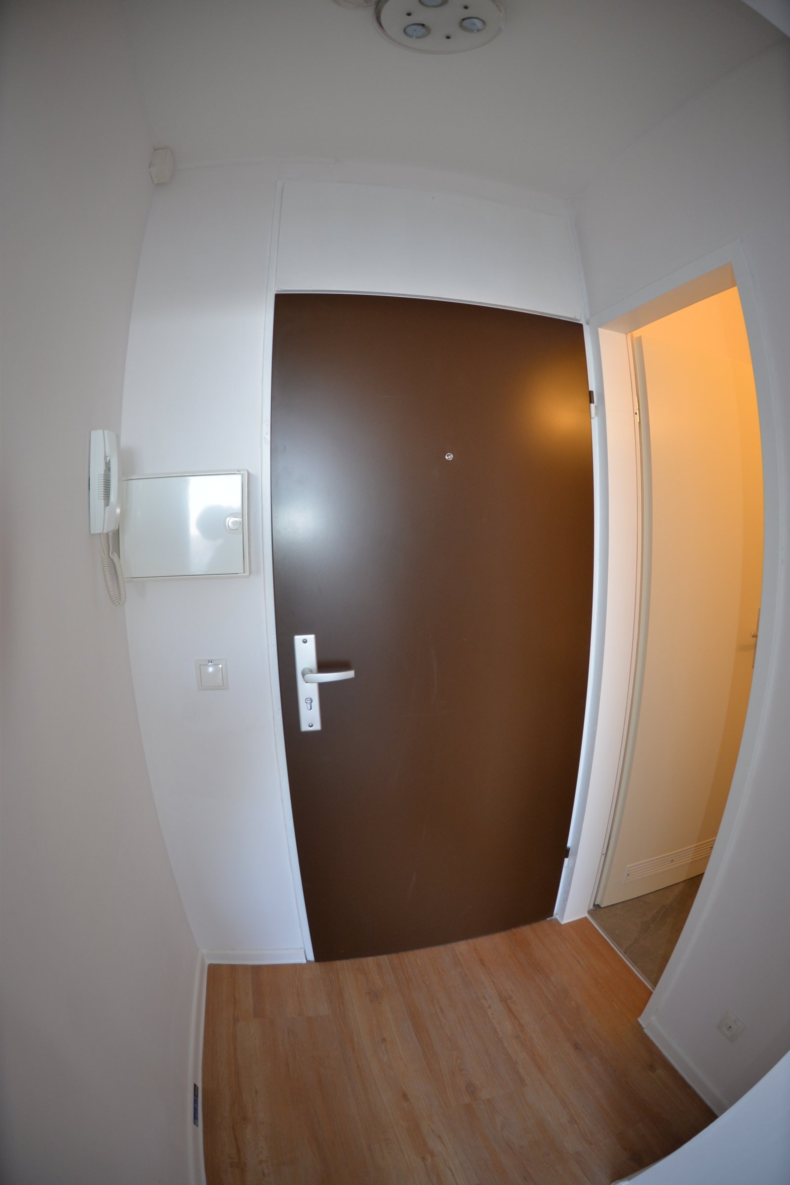 2 Zimmer Wohnung in Meschenich leer Stand